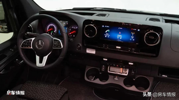 賓士四驅越野房車，3.0T柴油配7AT動力猛，主臥像青年旅館有創意