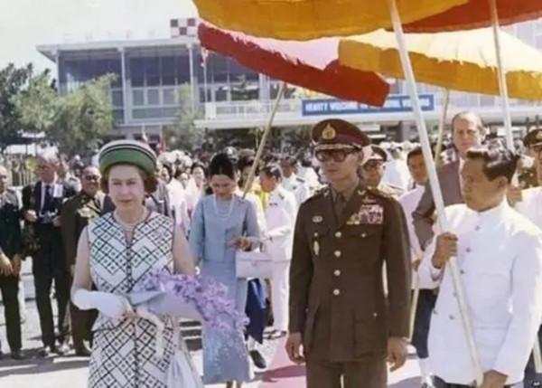 1988年戴安娜訪問泰國,泰王嫌棄肥胖妻子不讓入鏡,頌妃記恨至今 1988年戴安娜訪問泰國,泰王嫌棄肥胖妻子不讓入鏡,頌妃記恨至今