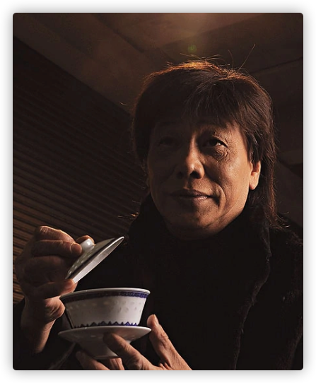 港圈黃金配角齊聚內地，73歲梁小龍金髮戴墨鏡，黃一飛老年斑明顯