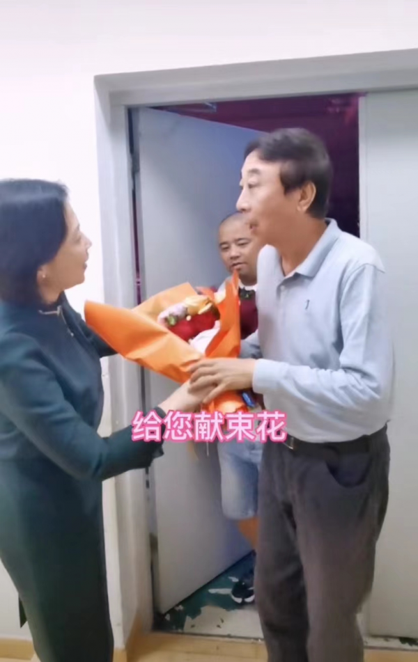 72歲石富寬患癌後罕見露面，馮鞏熱情獻花，稱其為一輩子的恩人