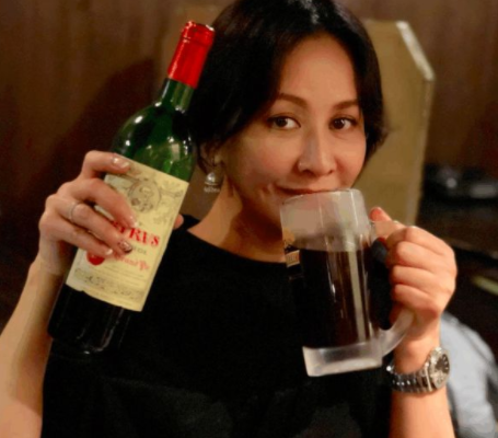 女明星喝酒有多猛？李冰冰90秒乾掉一瓶白酒，劉嘉玲把酒當水喝