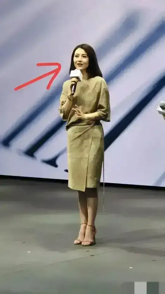 有種“整容”叫高圓圓結婚,老公趙又廷變化不大,她卻像換個人 有種“整容”叫高圓圓結婚,老公趙又廷變化不大,她卻像換個人