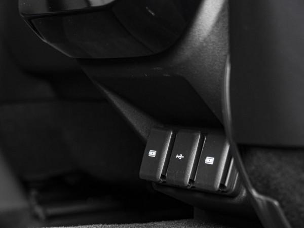 混動四驅還是越野“扛把子”，試路虎攬勝極光L，空間不再是短板