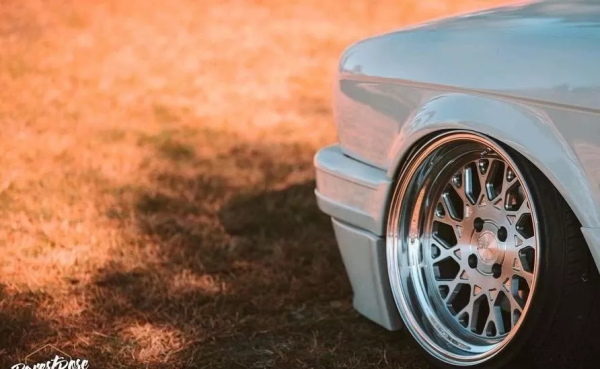 方燈的寶馬E30見過嗎？老3系低趴姿態改裝