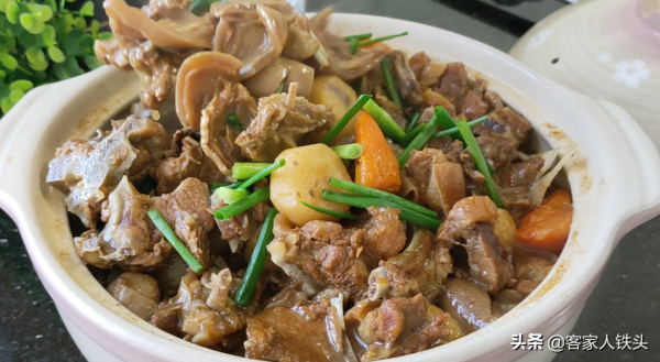 廣式羊肉煲正宗做法，掌握好關鍵一步，皮爽肉香味美，越吃越過癮