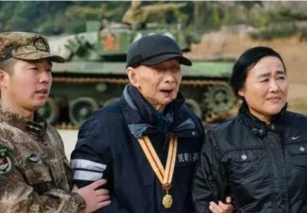 2016年，江蘇一女兒翻出父親日軍大印，解放軍6輛坦克迎接，為何
