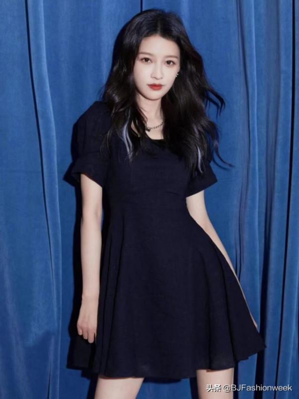 秋季小黑裙可以穿孫怡這一身,作為內搭來說,不挑人有氣場 秋季小黑裙可以穿孫怡這一身,作為內搭來說,不挑人有氣場