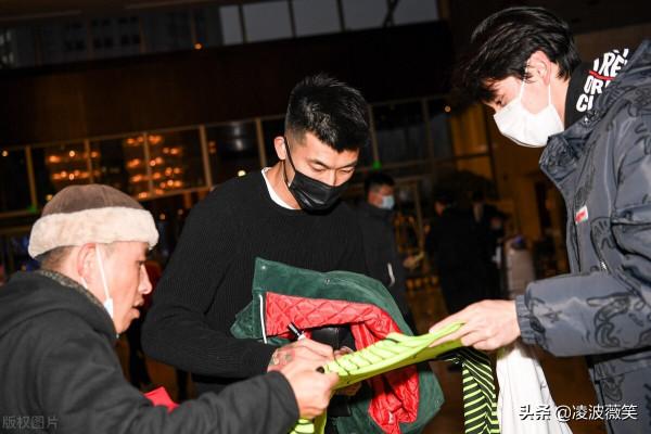 國足報到高畫質:戴偉浚首次亮相,蒿俊閔身著紅裝,韓佳奇潮味十足 國足報到高畫質:戴偉浚首次亮相,蒿俊閔身著紅裝,韓佳奇潮味十足