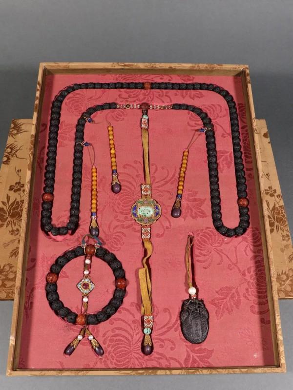 清 沉香雕團壽紋手持朝珠一套。規格：珠徑1.2cm