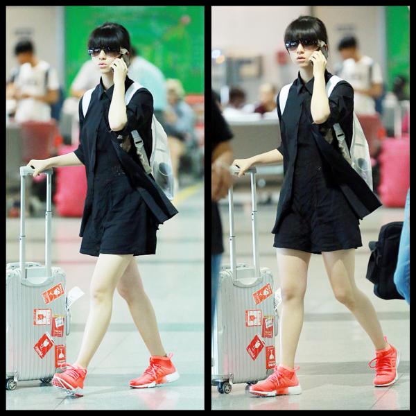 小彩旗長得不成熟，但選的黑色服裝很高階，穿短褲露出“豆腐腿”