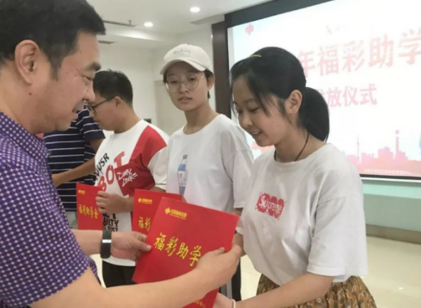 貧困生不能穿名牌上學？因穿了2000元的鞋子，被學校取消了助學金