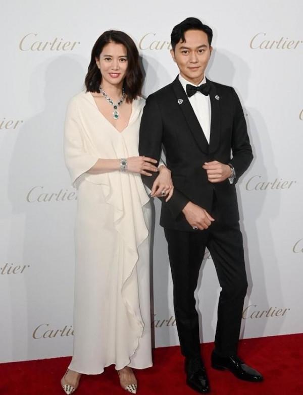 袁詠儀給自己打扮成闊太太,穿白裙配翡翠首飾,高階感擋不住 袁詠儀給自己打扮成闊太太,穿白裙配翡翠首飾,高階感擋不住