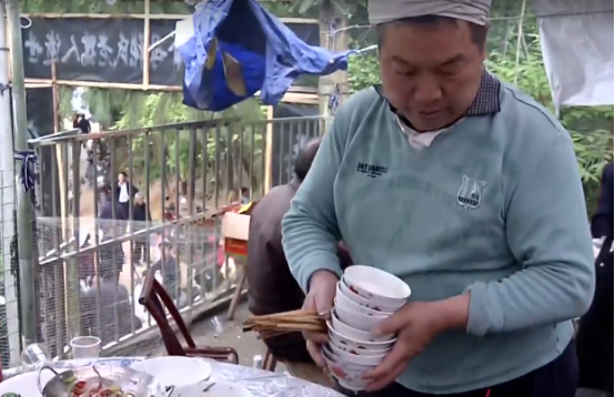 65歲老人給自己辦活人葬禮，挖好墓穴等著下葬，全村人為他送終