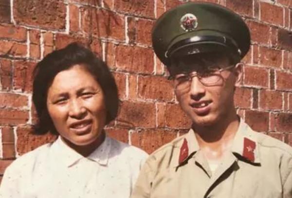 英雄韋昌進:左眼被打出後堅守11小時,對排長喊道:“向我開炮” 英雄韋昌進:左眼被打出後堅守11小時,對排長喊道:“向我開炮”