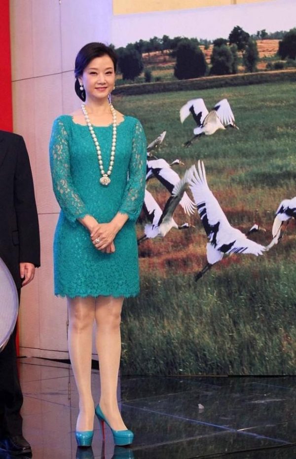 55歲宋祖英真“敢穿”,短袖皮衣配百褶裙,扎丸子頭氣質也驚豔 55歲宋祖英真“敢穿”,短袖皮衣配百褶裙,扎丸子頭氣質也驚豔