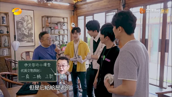 王剛北京四合院曝光，齊白石畫和300年桌子，網友稱：現實版和珅