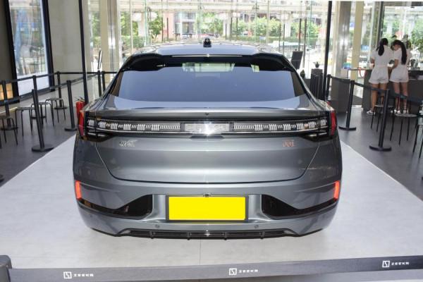 實拍極氪001，車長4970mm，純電續航最高712km，顏值媲美帕拉梅拉