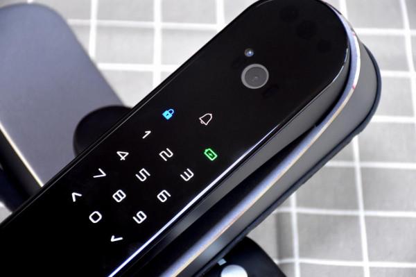 3D人臉識別、影片對講安防監控，給爸媽裝臺德施曼月光寶盒Q8FPro