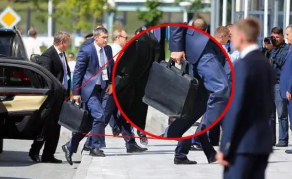 普京的保鏢不帶武器帶把傘？是普京怕曬怕雨，還是這傘另有機關？