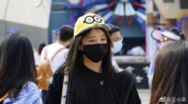 盤點環球影城偶遇明星生圖,白敬亭似商務精英,林依輪兼職賣貨? 盤點環球影城偶遇明星生圖,白敬亭似商務精英,林依輪兼職賣貨?