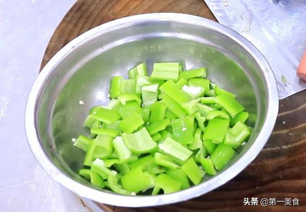 廚師長用青椒雞蛋炒出新花樣,鹹香可口,色澤誘人,無技巧零難度 廚師長用青椒雞蛋炒出新花樣,鹹香可口,色澤誘人,無技巧零難度