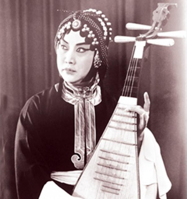 京劇青衣謝虹雯，一嫁英年早逝楊寶森，44歲二嫁張君秋相伴終生