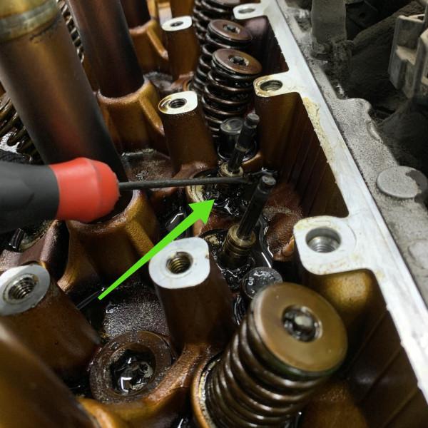 20萬公里的本田維修，冷啟動時排氣口冒藍煙，2千公里燒掉1升機油