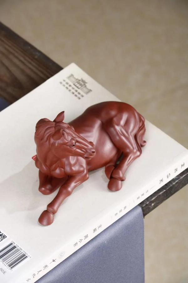 臥馬，逼真嗎？