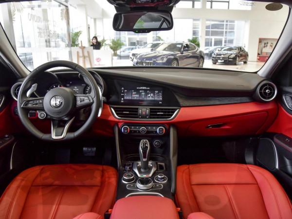 歐洲原裝進口，280馬力法拉利血統，豪華三廂7L油耗，實拍Giulia