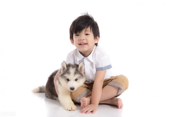 女主人半夜被狗瘋狂撕咬頭髮，打傷狗後才發現狗在提醒孩子要窒息