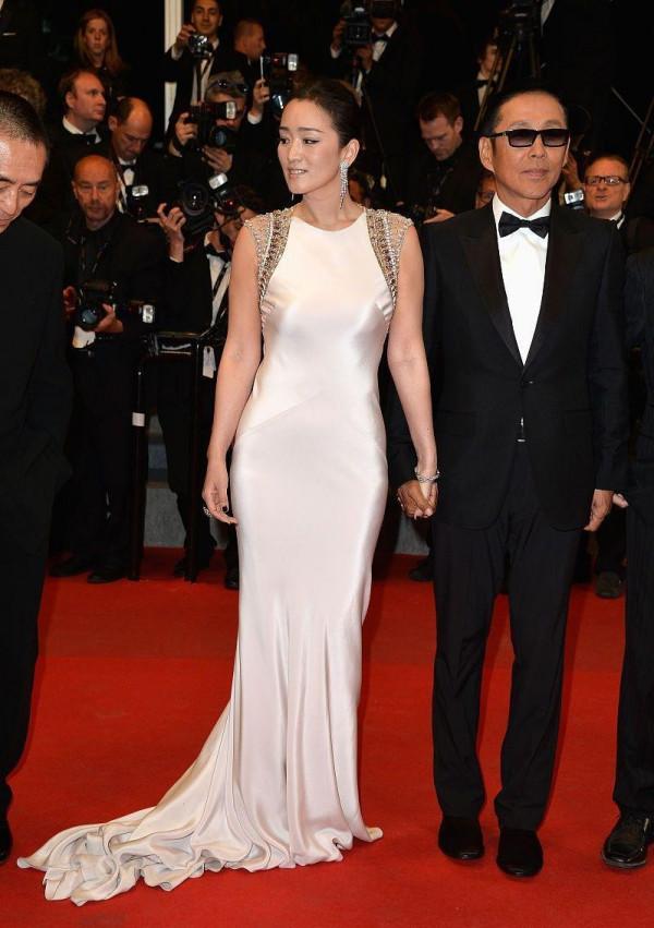 鞏俐從不刻意顯瘦，穿裙裝卻挺有高階感，紫色搭亮片看著也不俗氣