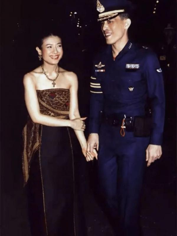 印度首富夫人住27層高樓有600個傭人,穿滿鑽禮服,掛祖母綠鼻環 印度首富夫人住27層高樓有600個傭人,穿滿鑽禮服,掛祖母綠鼻環