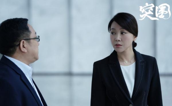 積壓兩年上線,靳東新劇演技再度突破,閆妮“女強人”卻差強人意 積壓兩年上線,靳東新劇演技再度突破,閆妮“女強人”卻差強人意