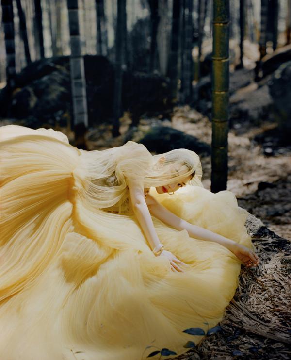 44歲黃奕拍時尚寫真大片，置身廣西叢林秘境，身穿紗裙美如仙女