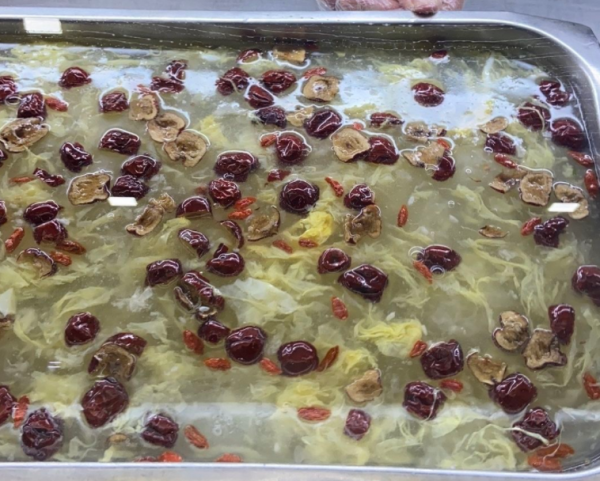 大學校園中的&OpenCurlyDoubleQuote;陰間食堂&rdquo;，看到食物有些靈異，學生直言難以下嚥