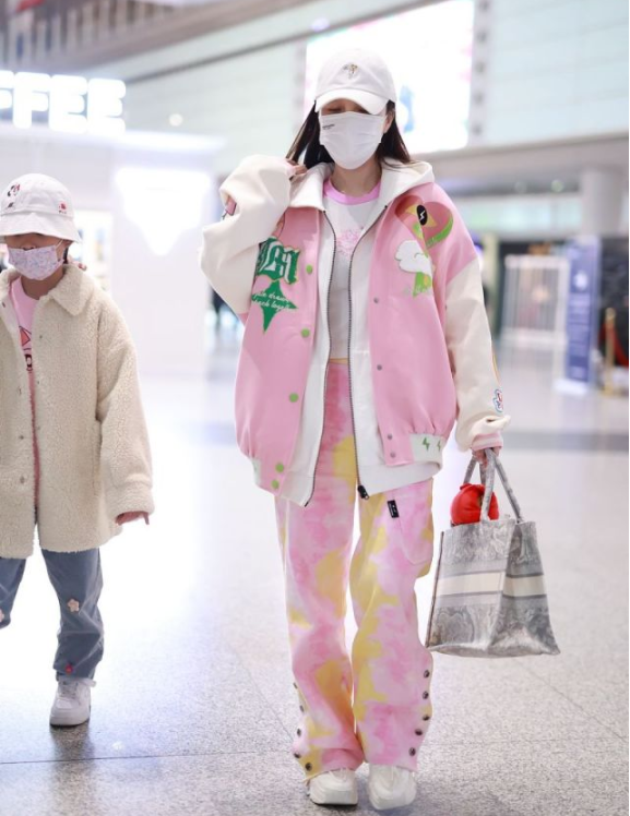 李小璐母女走機場，一身粉嫩打扮甜美青春，與甜馨同框美成姐妹花