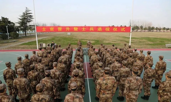 “老班長，這應該是我軍旅生涯最後一次來看你……”老兵們的告別，看哭了……