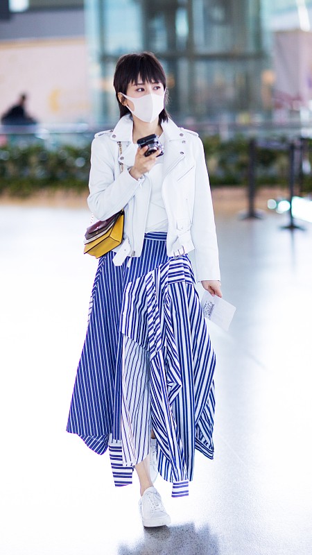 王子文變化太大了，穿一身皮衣看著很成熟，無修圖看著更成熟