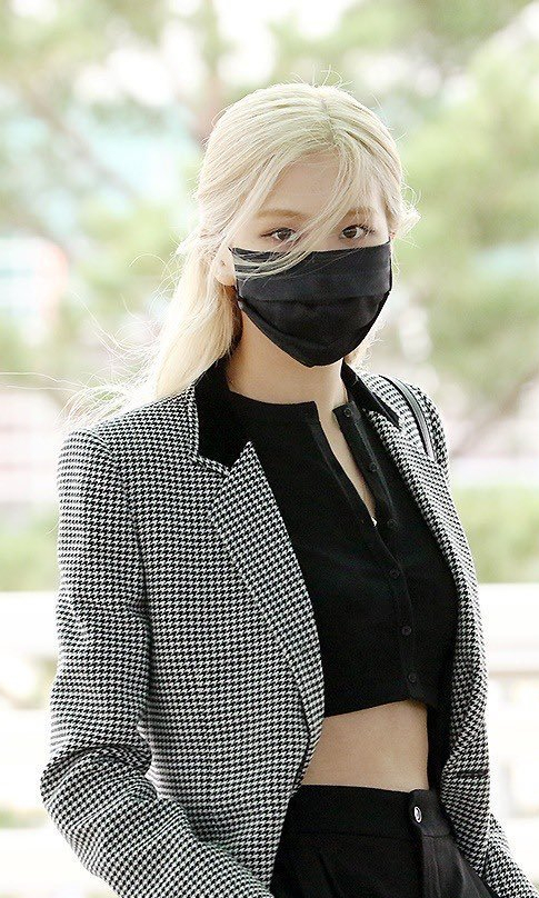 粉墨前往巴黎look：樸彩英口袋一插誰都不愛，金智秀溫柔大氣