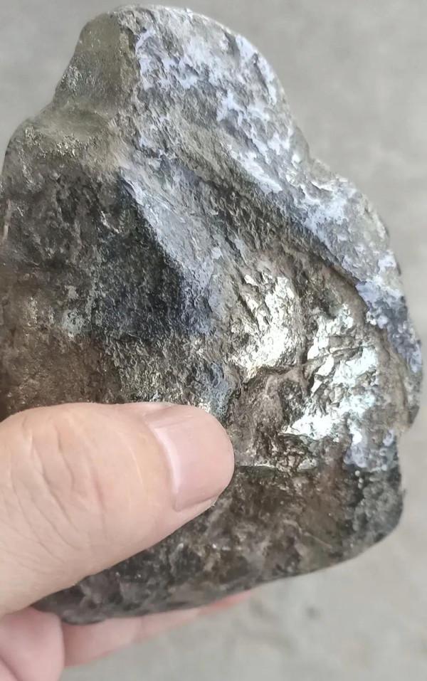 含銅銀離子的隕石光彩照人，一起來共賞