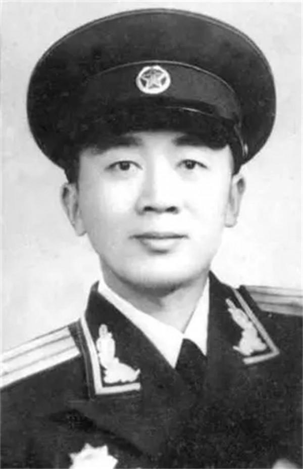 偽軍師長飯後肚子疼，去廁所偷偷寫下情報，挽救了未來的大將