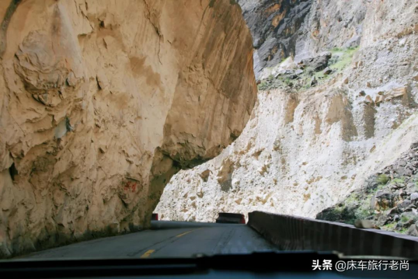 西藏新疆環遊第六站-雲霧中天路72拐好美，怒江大峽谷堵車真危險