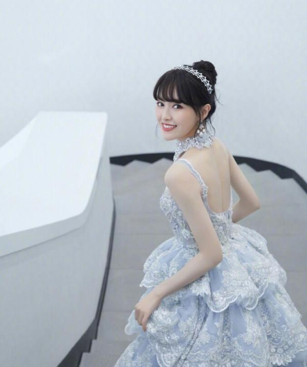 唐嫣主持東方衛視春晚，導演玄江南發文質疑：她有沒有主持人證？