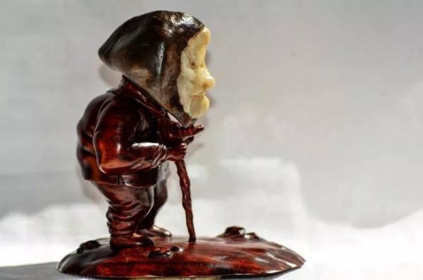 1997年，一小夥在內蒙花150元買了塊奇石，4年後專家估價9600萬