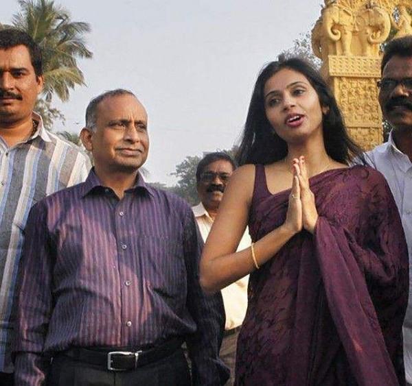 印度女外交官9年前在美國被捕細節：當眾戴上手銬，遭到全身搜查