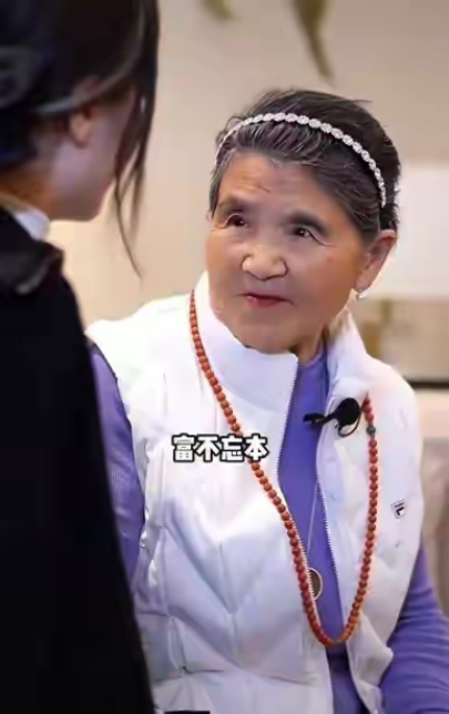 黃聖依婆婆回村排場大，坐豪車被後輩稱太太，老屋破舊不堪全是土