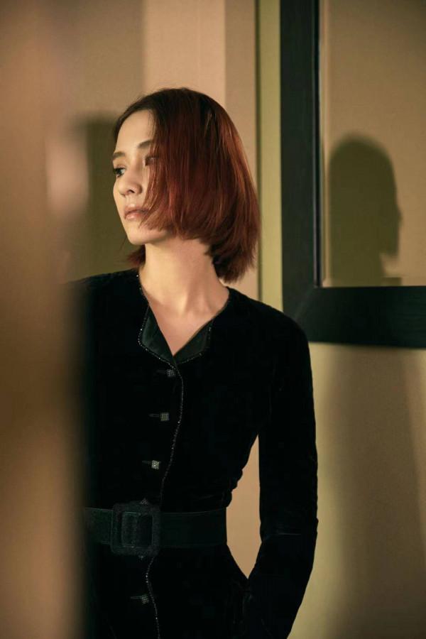 何超蓮亮相Armani時裝秀 黑色刺繡長裙高貴優雅