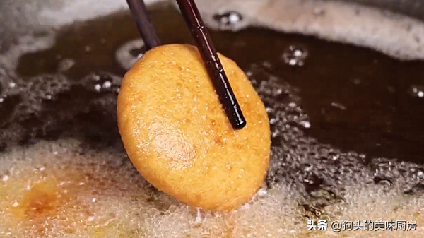 油炸糕總是做不好，大廚教你一招，鼓大泡又酥脆，保證不開裂