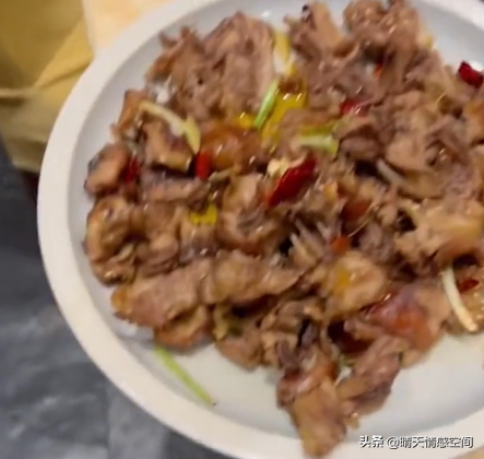 美國滑雪小姐姐臨走時瘋狂點菜，哭著說再不點，以後就吃不到了