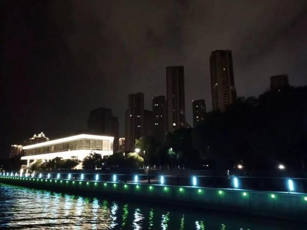 夜色龍子湖，燈火耀蒼穹。亦真亦幻